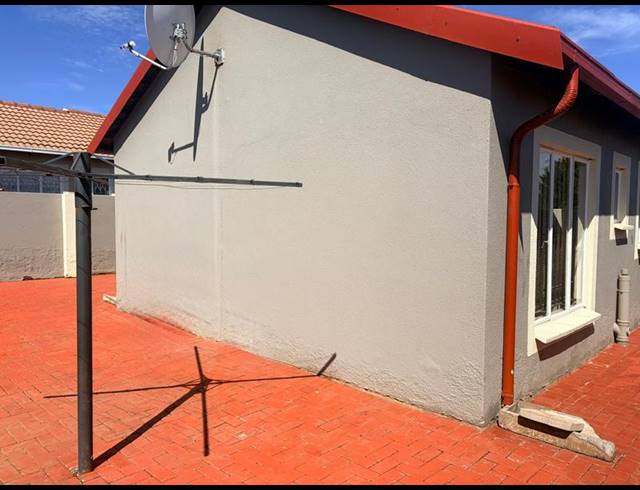 2 BEDROOM HOUSE FOR SALE IN ROSSLYN